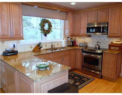 700 Pinoak Road Mt. Lebanon, PA 15243 - Photo 6 of 18 Kitchen.