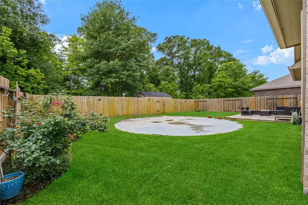 a view of a back yard
