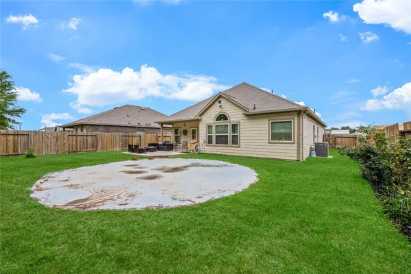 a view of an house with backyard and garden