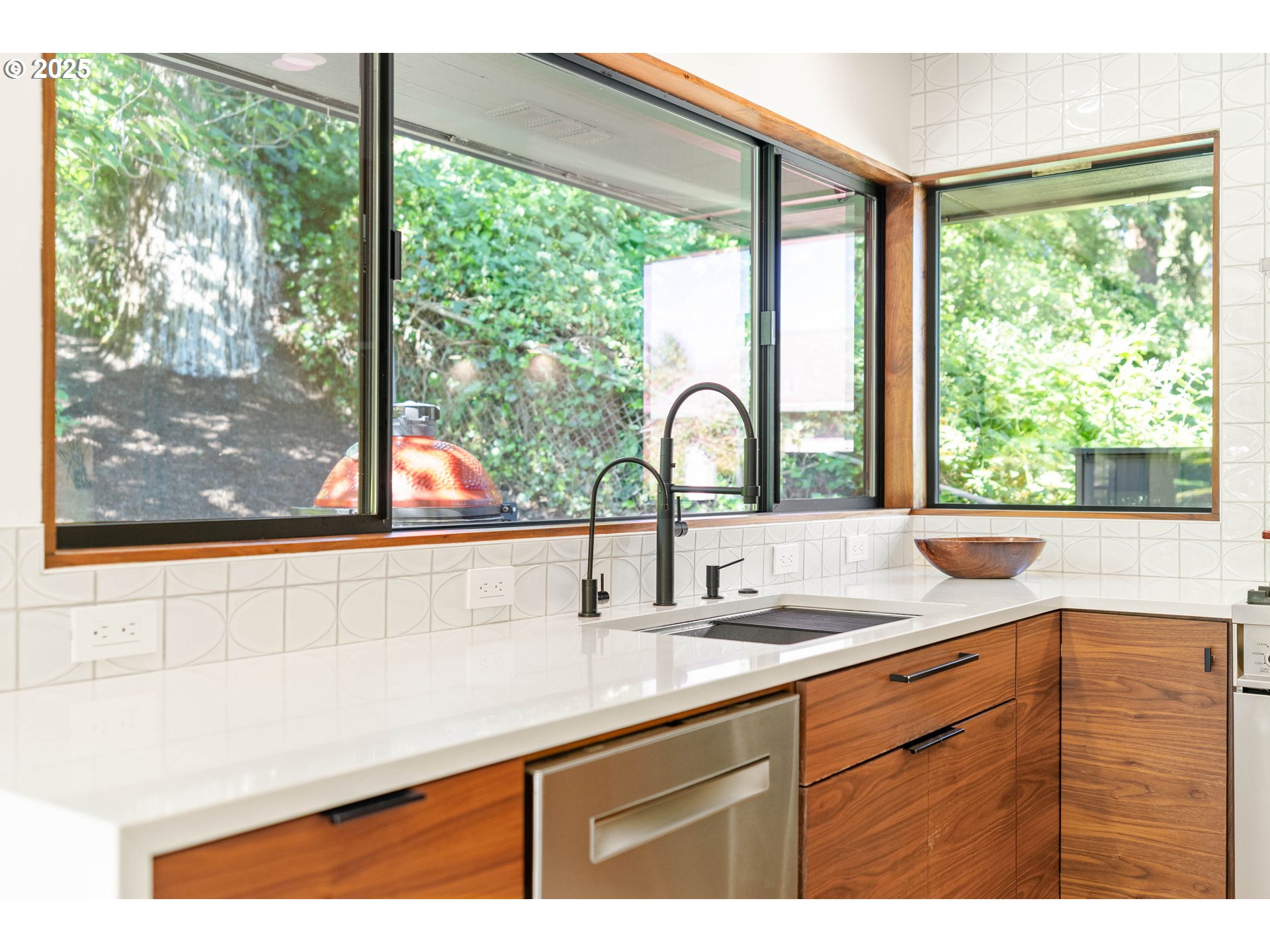 7615 Southwest 35th Avenue Portland, OR 97219 - Photo 13 of 48 Gallery Image 13