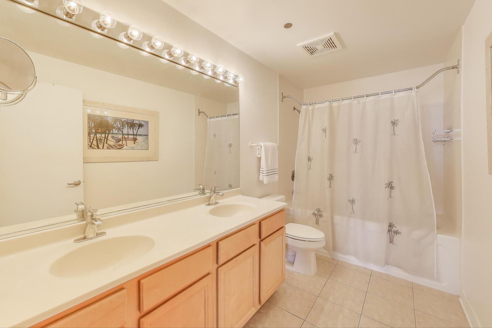 833 West 15th Place, Unit 606W Chicago, IL 60608 - Photo 16 of 47 a bathroom with a double vanity sink toilet and shower