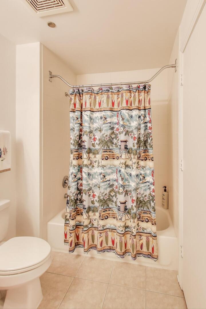 833 West 15th Place, Unit 606W Chicago, IL 60608 - Photo 21 of 47 a bathroom with a toilet and a shower curtain