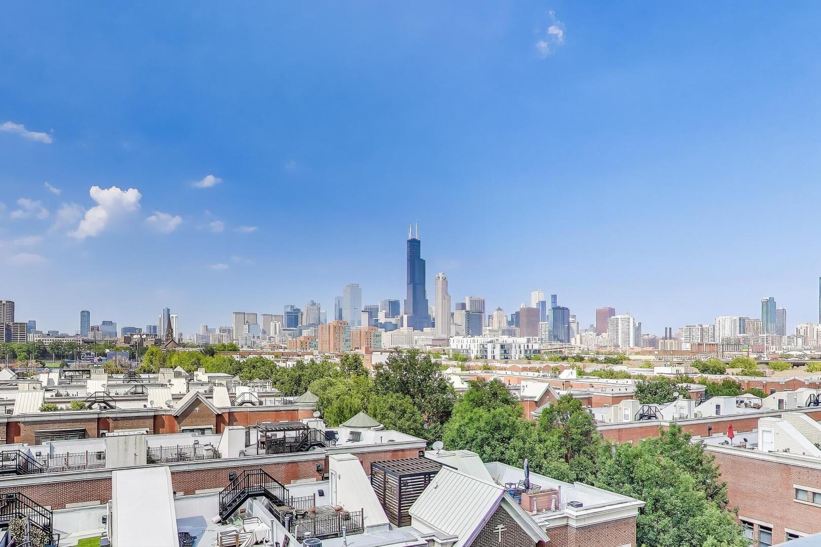 833 West 15th Place, Unit 606W Chicago, IL 60608 - Photo 25 of 47 a view of a city