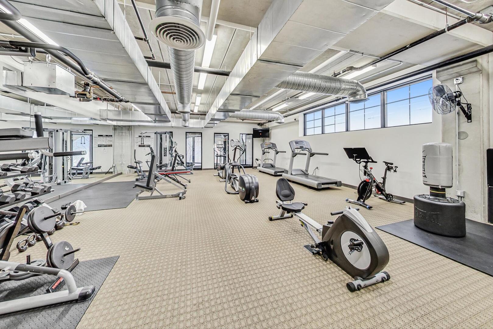 833 West 15th Place, Unit 606W Chicago, IL 60608 - Photo 27 of 47 a view of a room with gym equipment