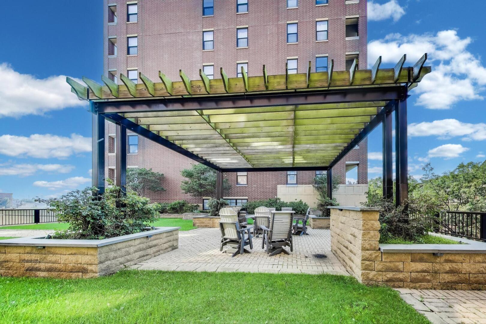833 West 15th Place, Unit 606W Chicago, IL 60608 - Photo 29 of 47 a view of a chairs and table in the patio