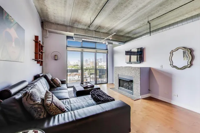 $344,900 | 833 West 15th Place, Unit 606W, Chicago, IL 60608