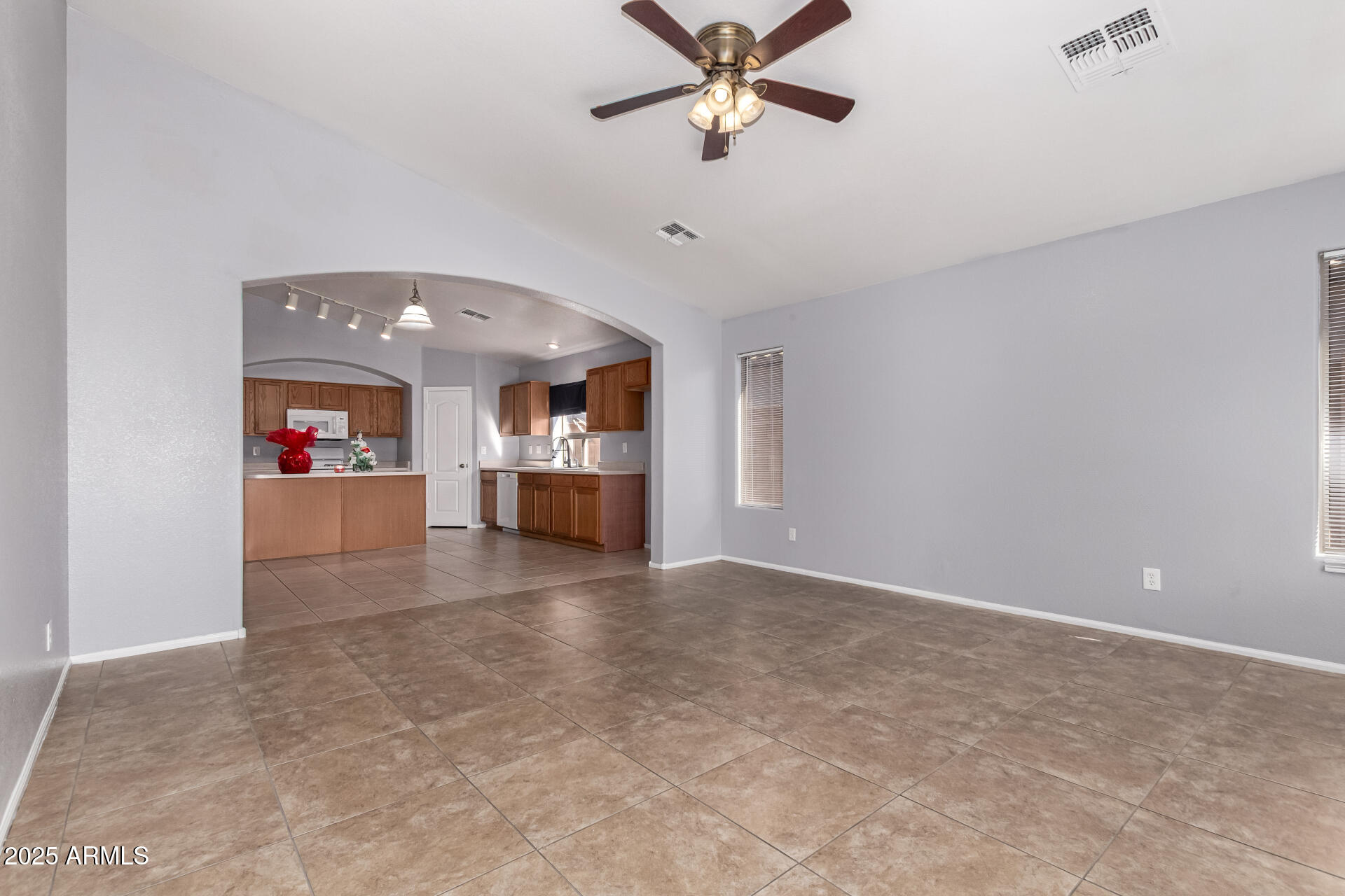 42631 West Venture Road Maricopa, AZ 85138 - Photo 12 of 32 12 - Family Room/Kitchen