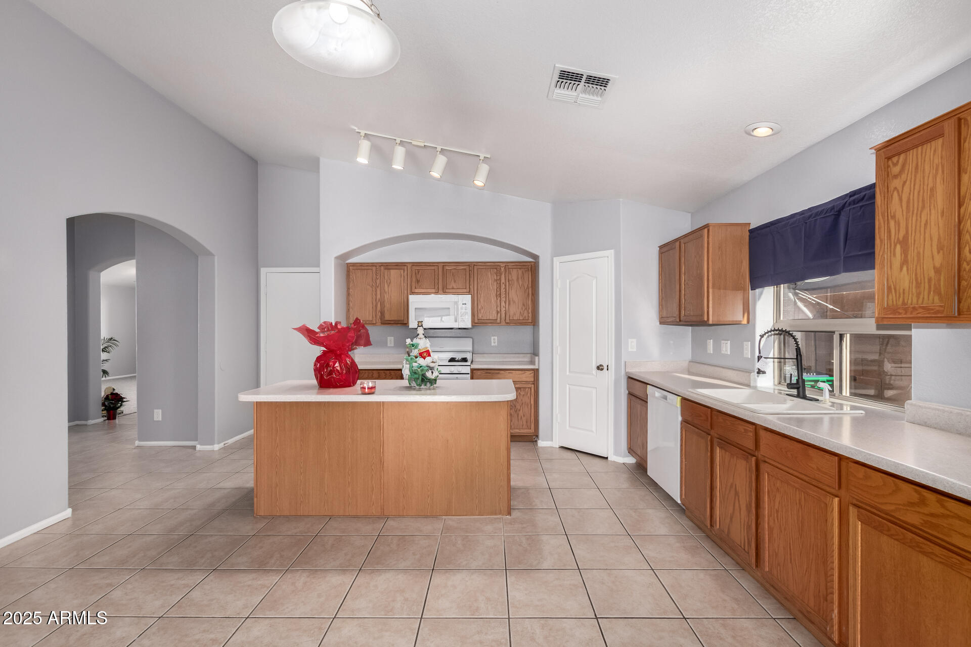 42631 West Venture Road Maricopa, AZ 85138 - Photo 7 of 32 7 - Kitchen/Dining