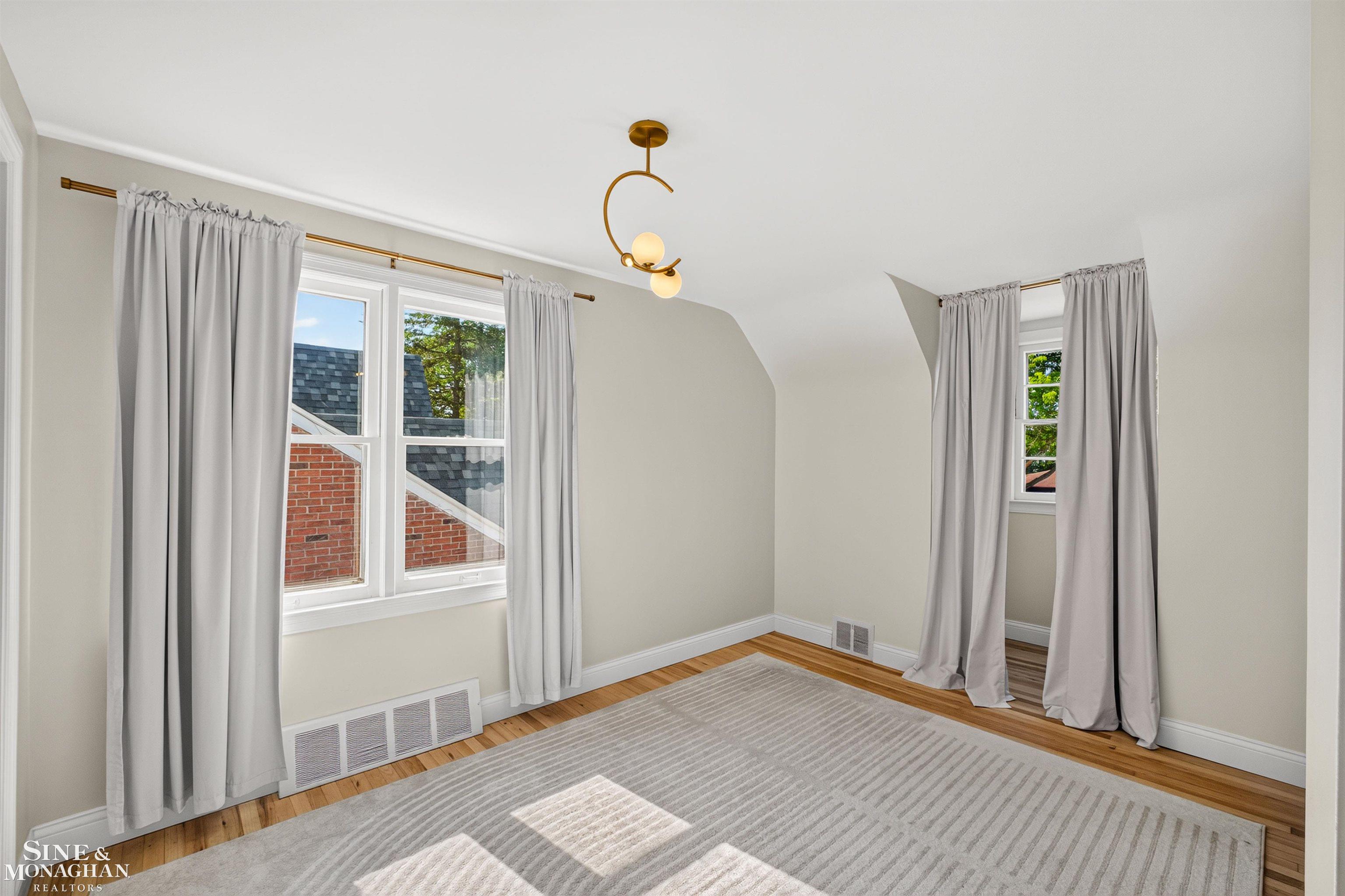 1776 Hampton Road Grosse Pointe, MI 48236 - Photo 24 of 37 50213018-7ebb84e2-1ee4-4797-8b8b-dd1e3ecd5dac.JPG