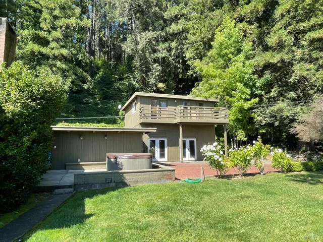 a view of a house with a yard