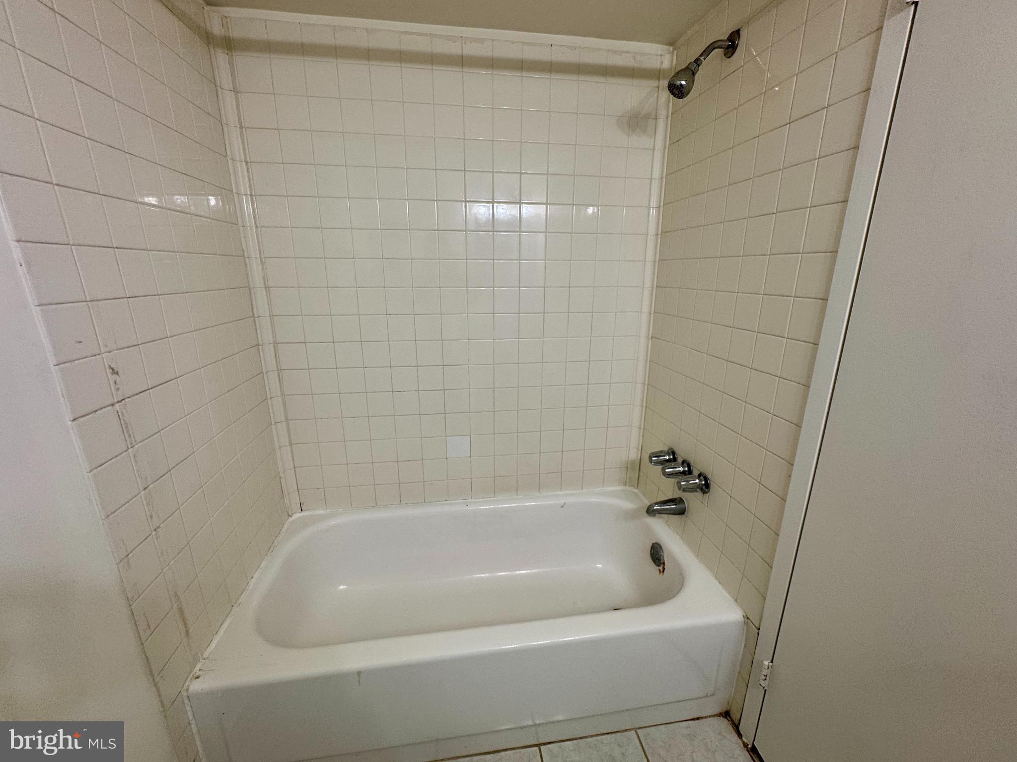 2247 Castle Rock Square, Unit 1B Reston, VA 20191 - Photo 17 of 26 a close up of a bathtub in a bathroom