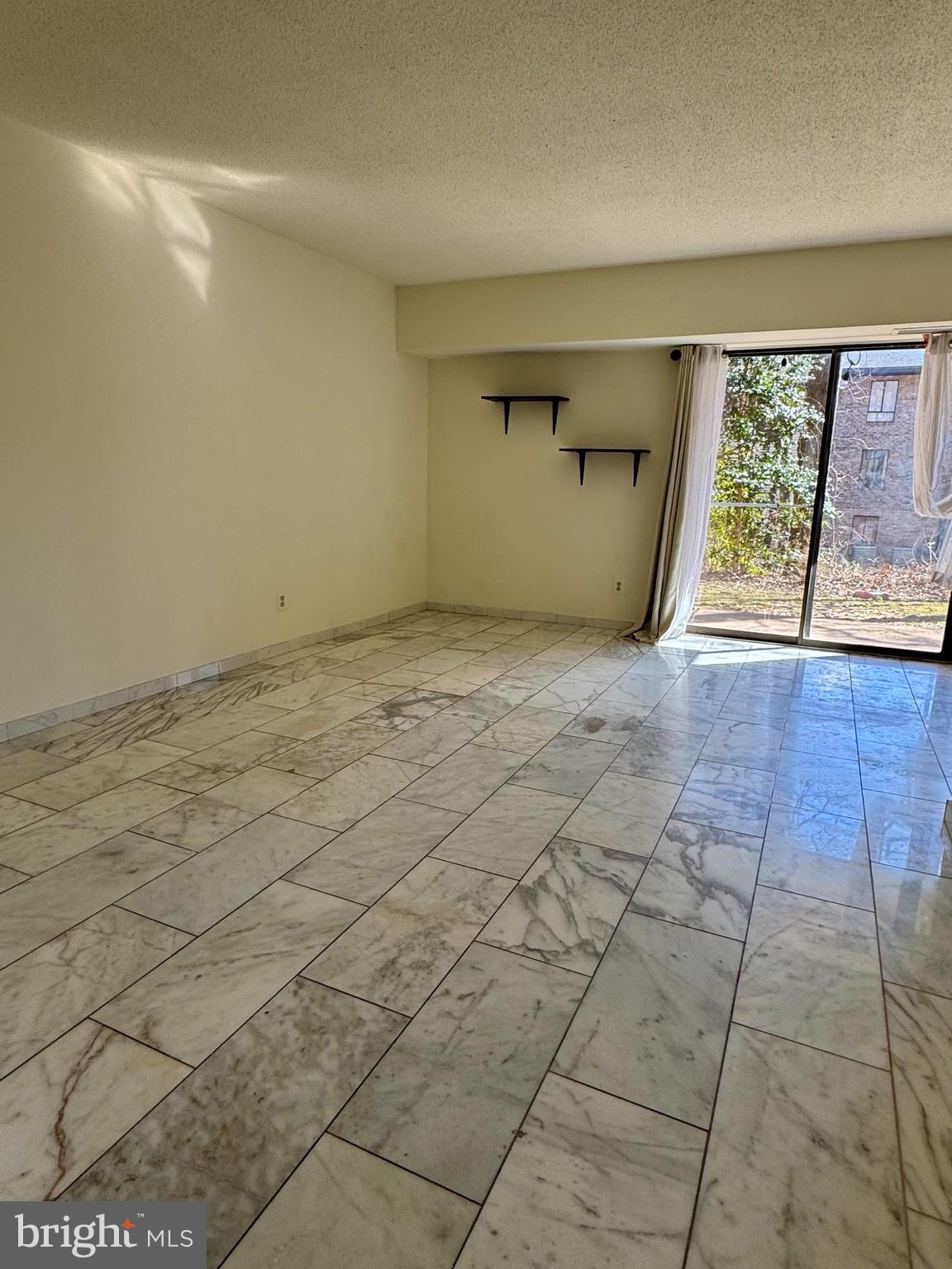 2247 Castle Rock Square, Unit 1B Reston, VA 20191 - Photo 4 of 26 en empty room with windows