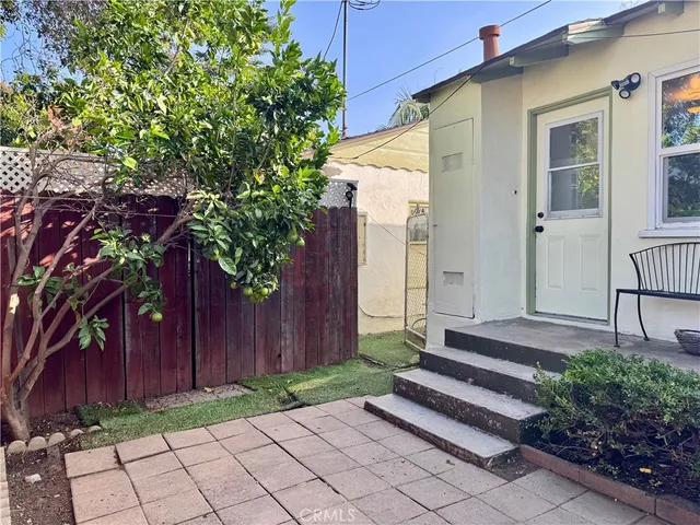 $2,500 | 1077 East 33rd Street, Signal Hill, CA 90755