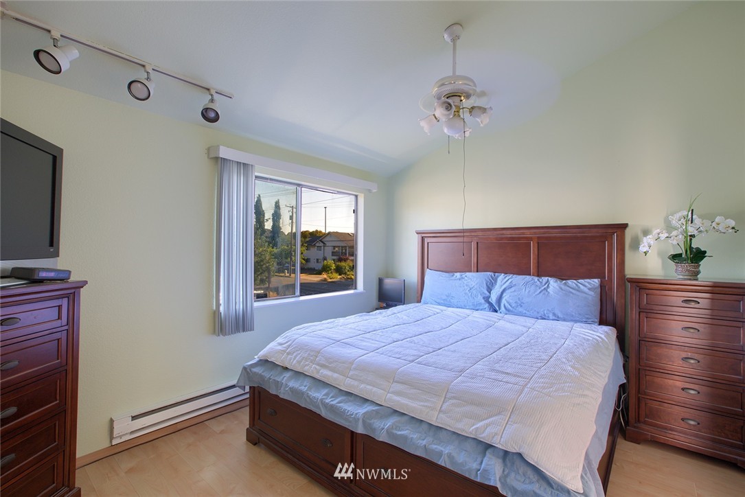 4104 Northeast 5th Street Renton, WA 98059 - Photo 6 of 9