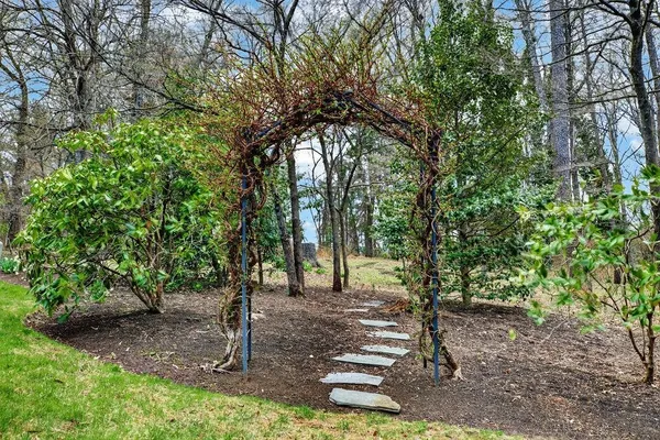 $1,000,000 | 5 Trace Drive, Staunton, VA 24401