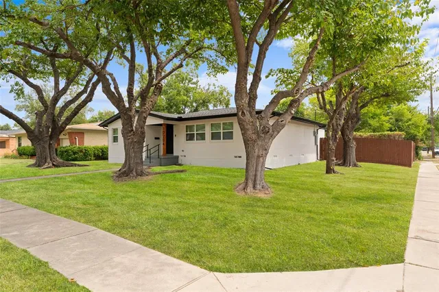 a view of a house with a yard