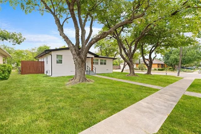 a view of a house with a yard