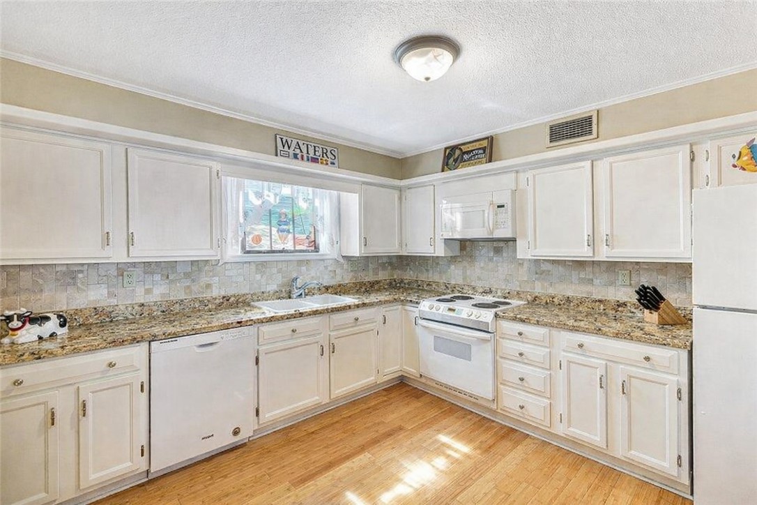 21 Harbor Gate Anderson, SC 29625 - Photo 16 of 44 Replaced laminate countertops in photo with granite AI photography