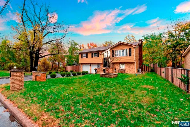 a view of a front of house with a yard