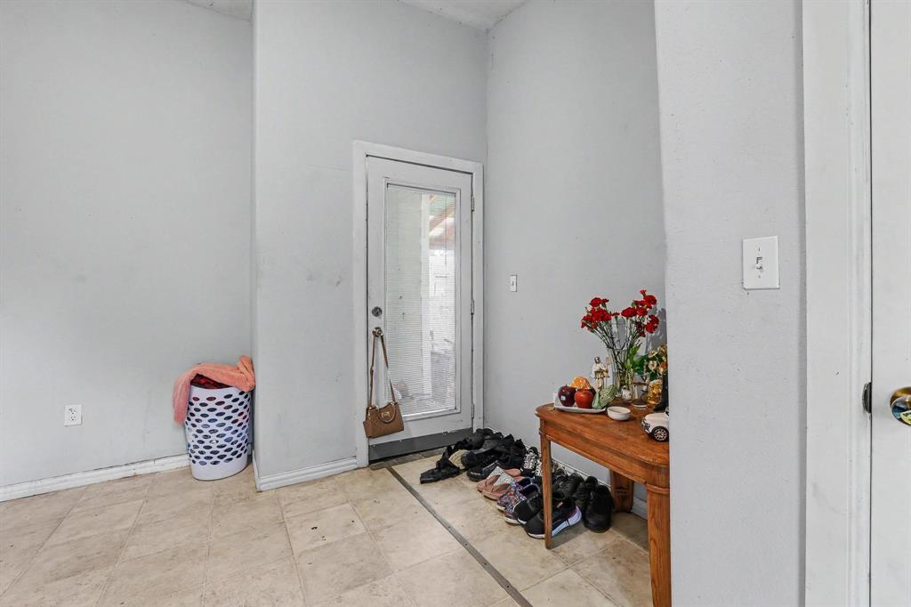205 South Main Street Bonham, TX 75418 - Photo 9 of 23 a room with furniture and flowers