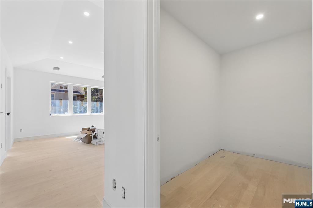 70 Carleton Road Cresskill, NJ 07626 - Photo 17 of 31