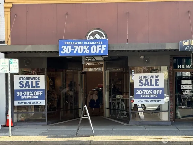 a view of a garage of the house