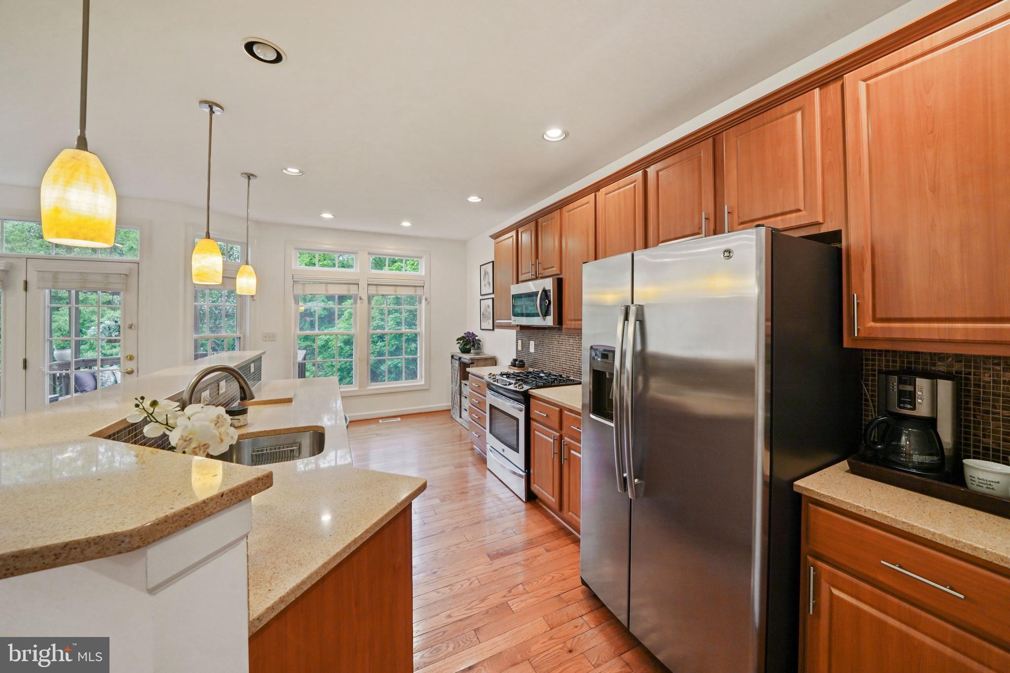 6660 Debra Lu Way Springfield, VA 22150 - Photo 12 of 37 Stainless steel appliances, custom cabinets & tile