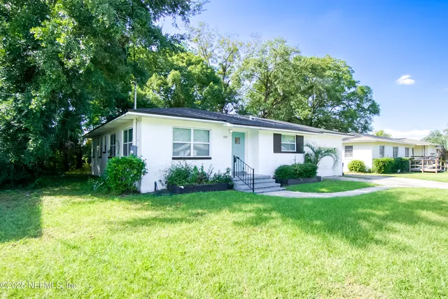 a view of a house with a yard