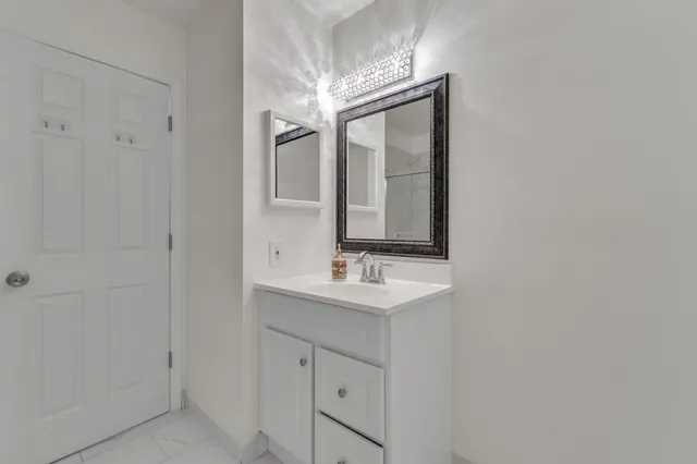 $174,900 | 4113 Telegraph Road, Unit A214, Bloomfield Hills, MI 48302