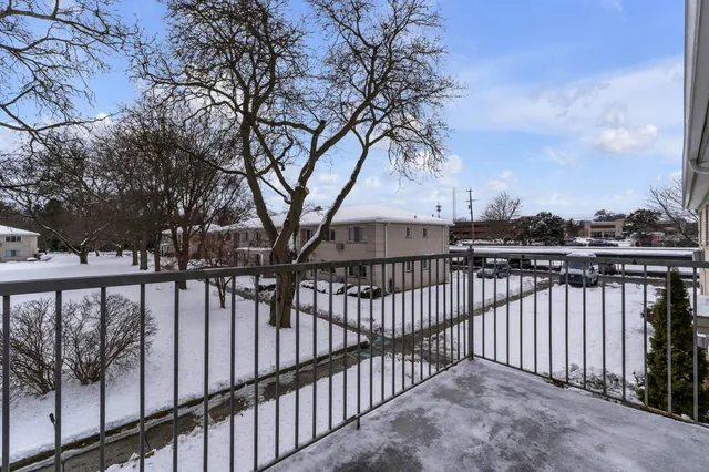 $174,900 | 4113 Telegraph Road, Unit A214, Bloomfield Hills, MI 48302