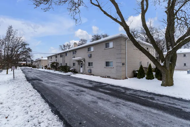 $174,900 | 4113 Telegraph Road, Unit A214, Bloomfield Hills, MI 48302