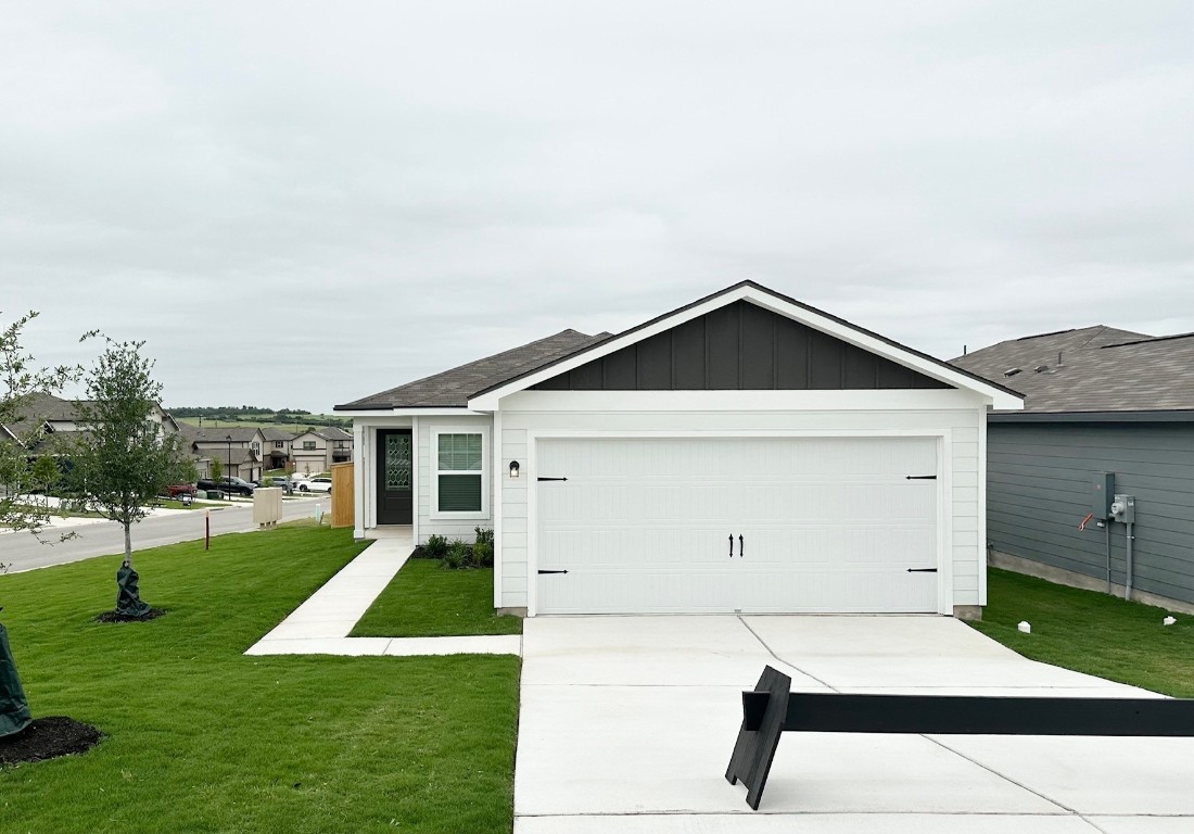 a view of an house with backyard space and porch