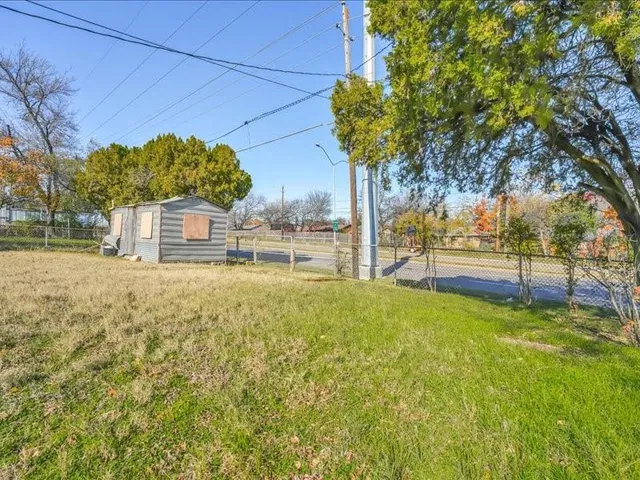 a view of a yard with a tree