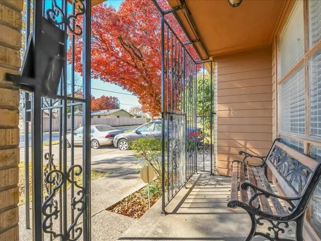 a view of sitting area with furniture