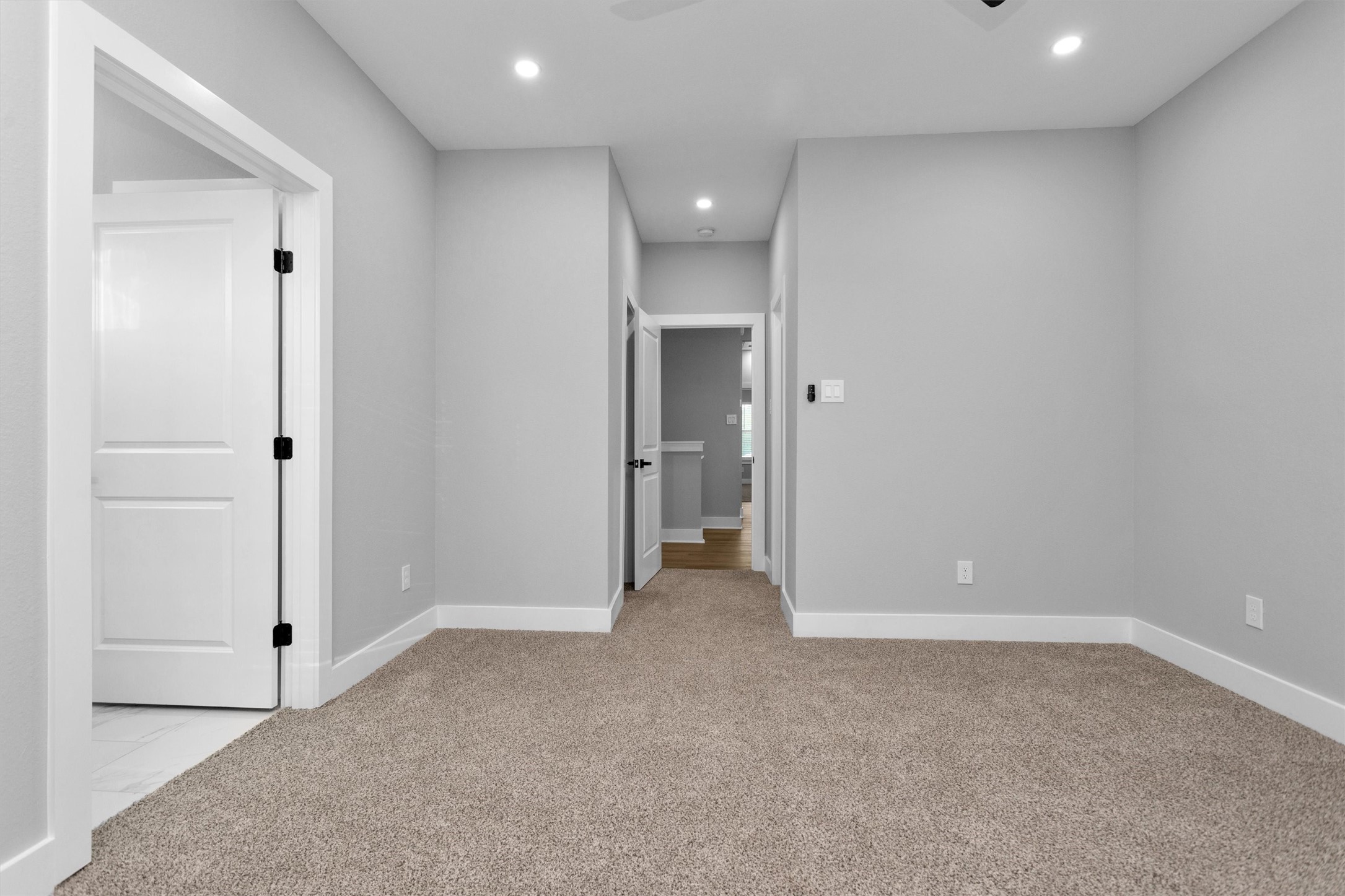 6918 Dumble Street, Unit B Houston, TX 77021 - Photo 20 of 31 an empty room with closet and a bathroom