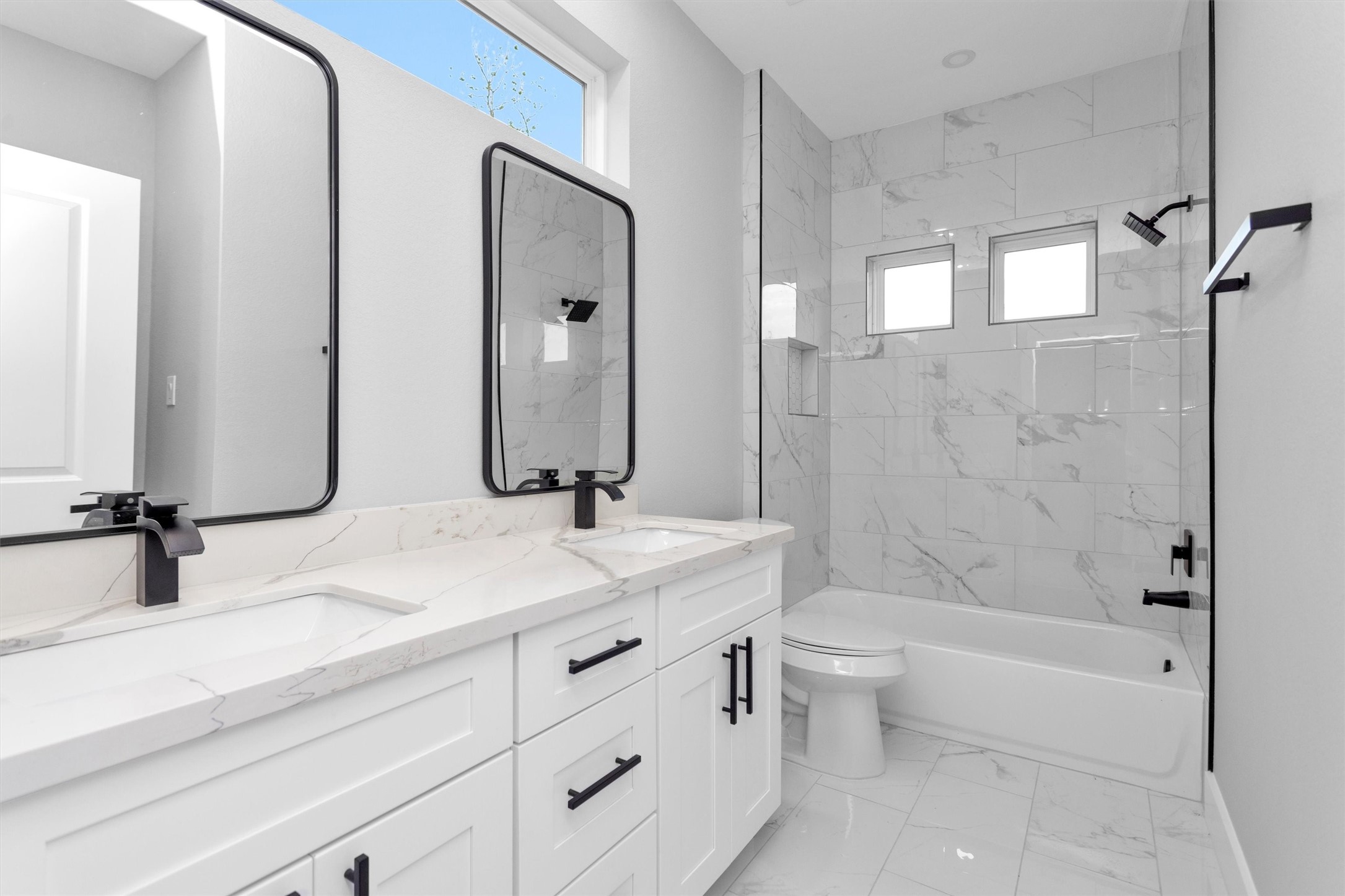 6918 Dumble Street, Unit B Houston, TX 77021 - Photo 25 of 31 a bathroom with a double vanity sink toilet mirror and bathtub