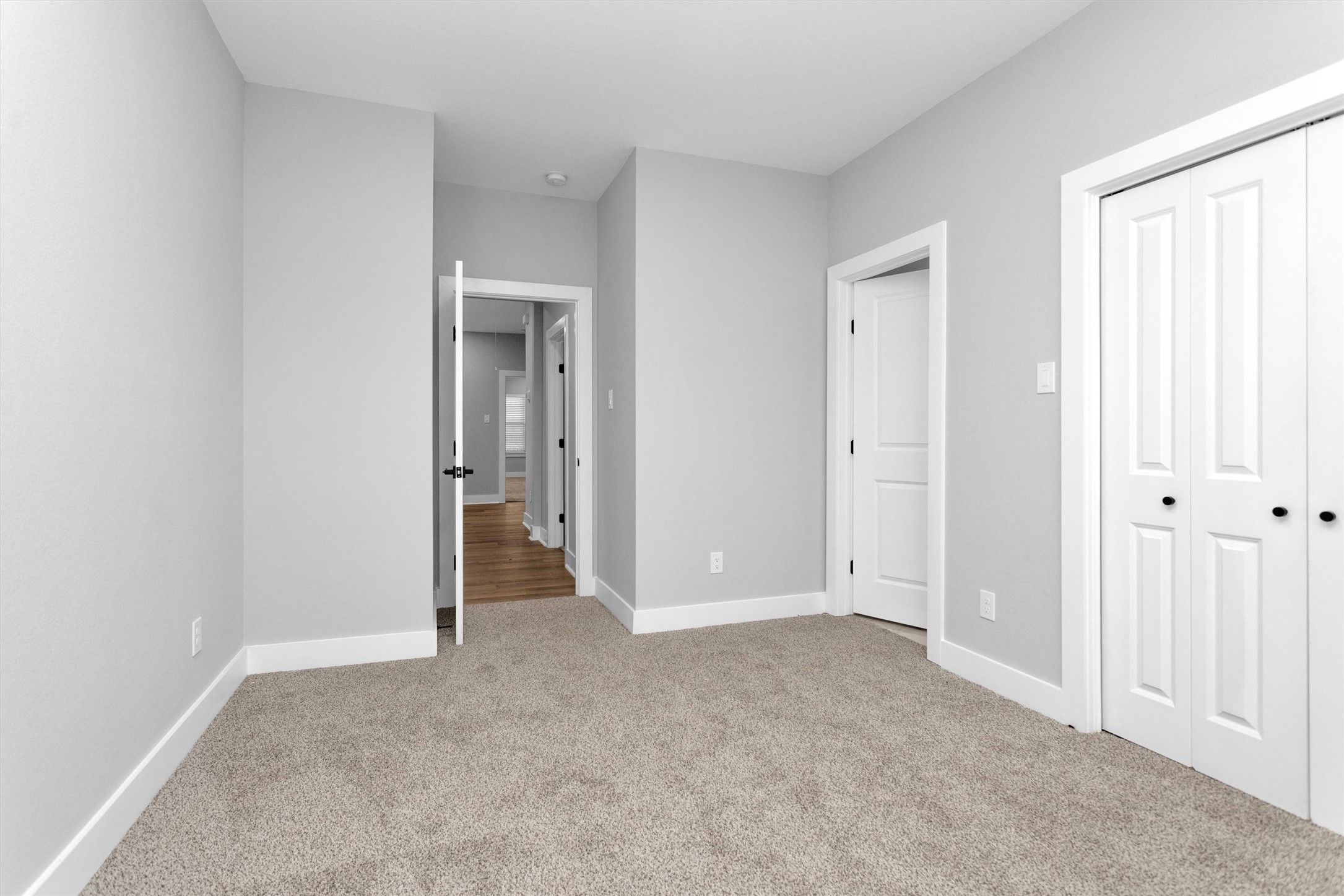 6918 Dumble Street, Unit B Houston, TX 77021 - Photo 27 of 31 an empty room with windows and closet