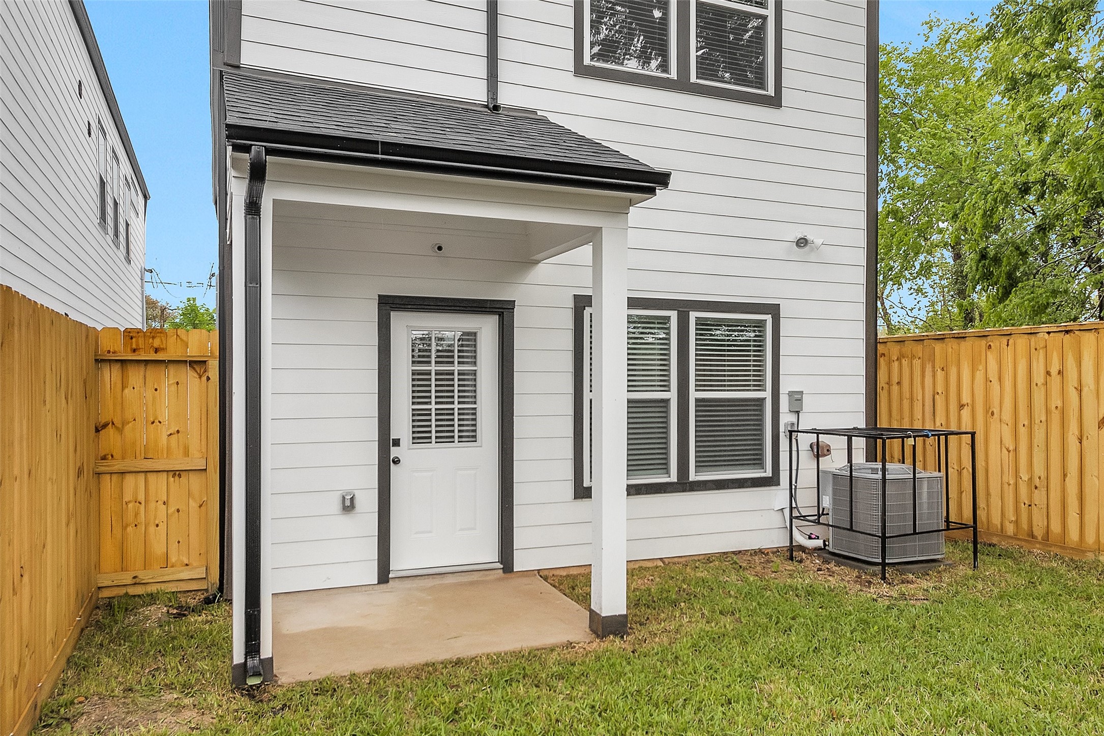 6918 Dumble Street, Unit B Houston, TX 77021 - Photo 28 of 31 a view of front door of house