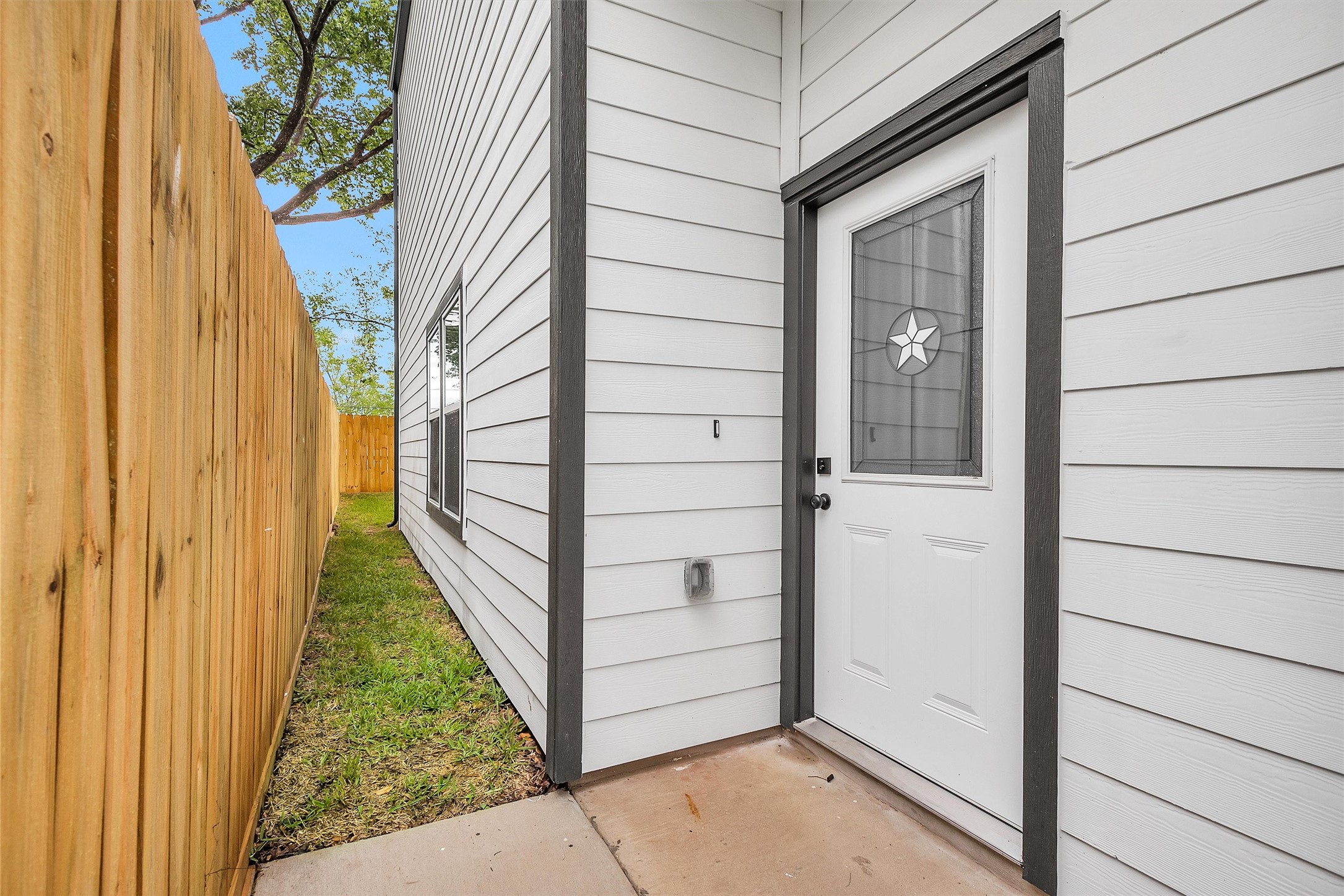 6918 Dumble Street, Unit B Houston, TX 77021 - Photo 4 of 31 a view of front door