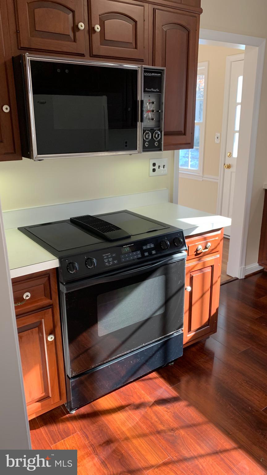 5400 Atlee Place Springfield, VA 22151 - Photo 29 of 60 Overhead oven