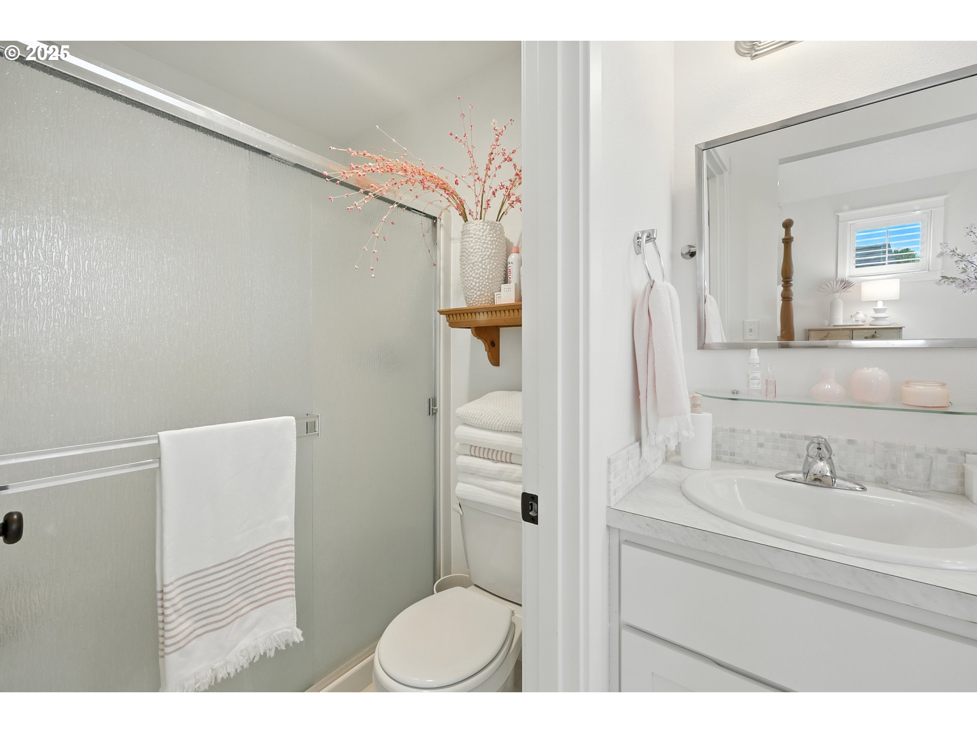 2210 South White Salmon Drive Ridgefield, WA 98642 - Photo 27 of 45 a bathroom with a sink and a mirror