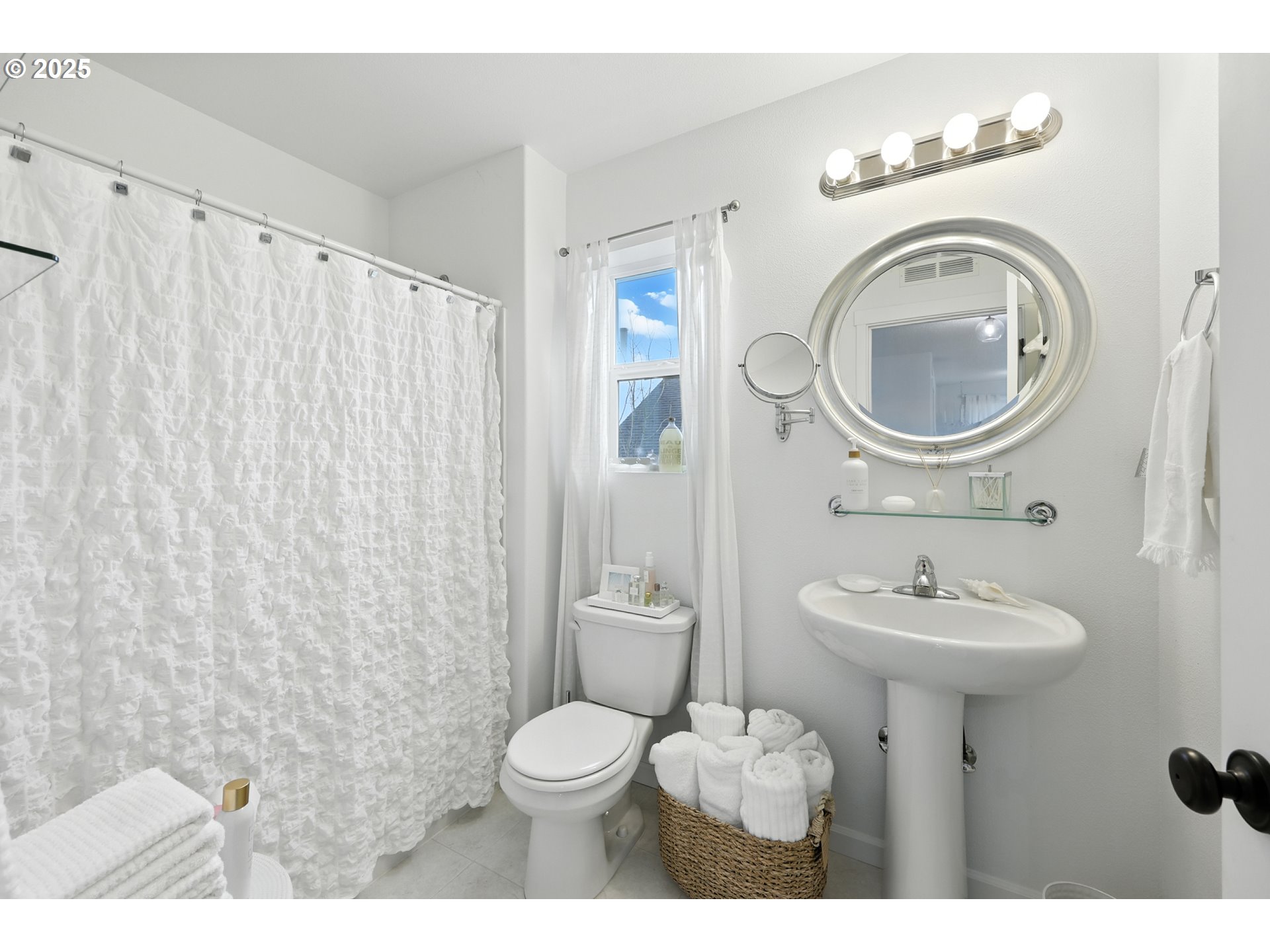 2210 South White Salmon Drive Ridgefield, WA 98642 - Photo 34 of 45 a bathroom with a sink a mirror and a toilet