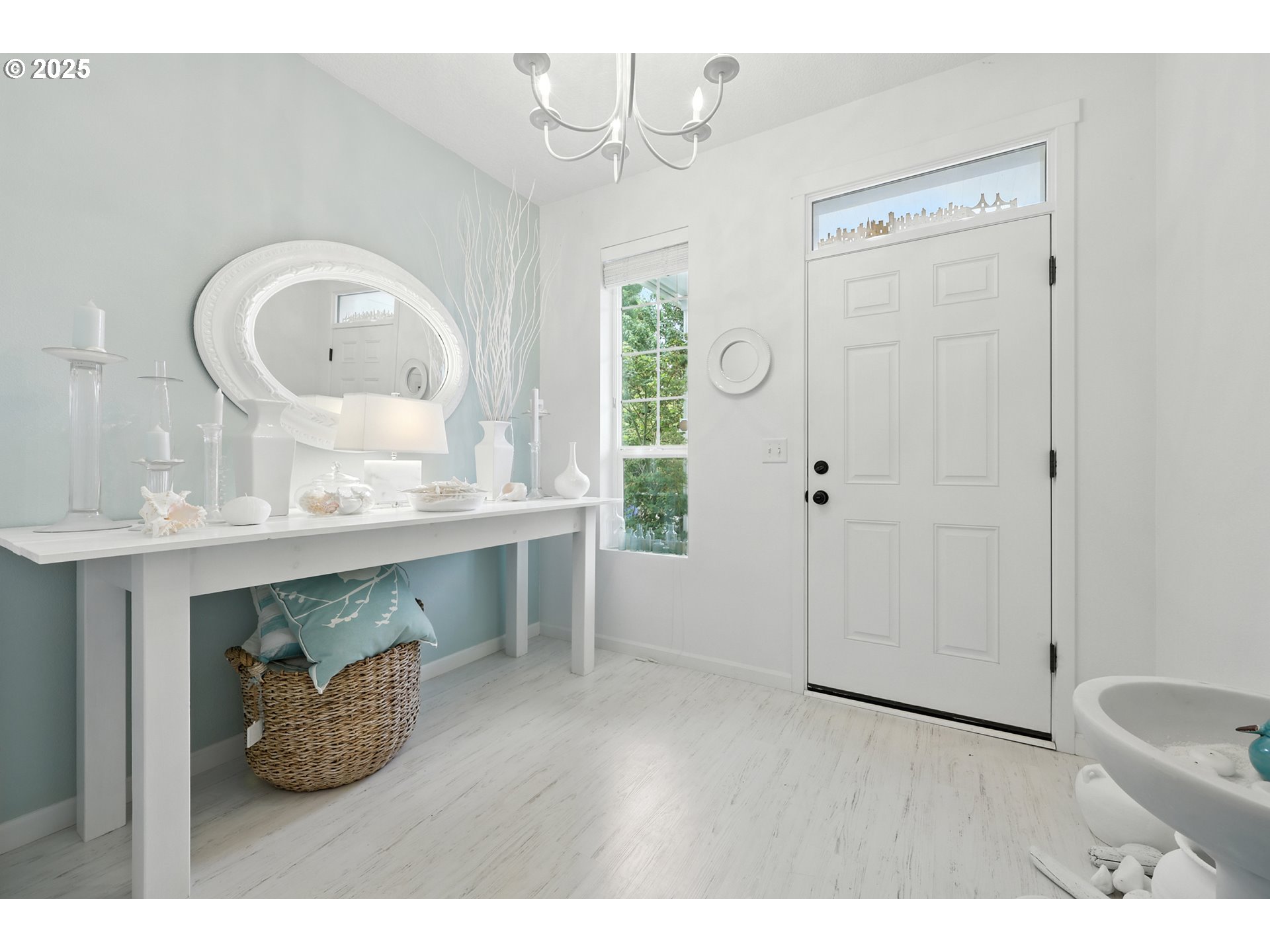 2210 South White Salmon Drive Ridgefield, WA 98642 - Photo 7 of 45 a room with round mirror and window