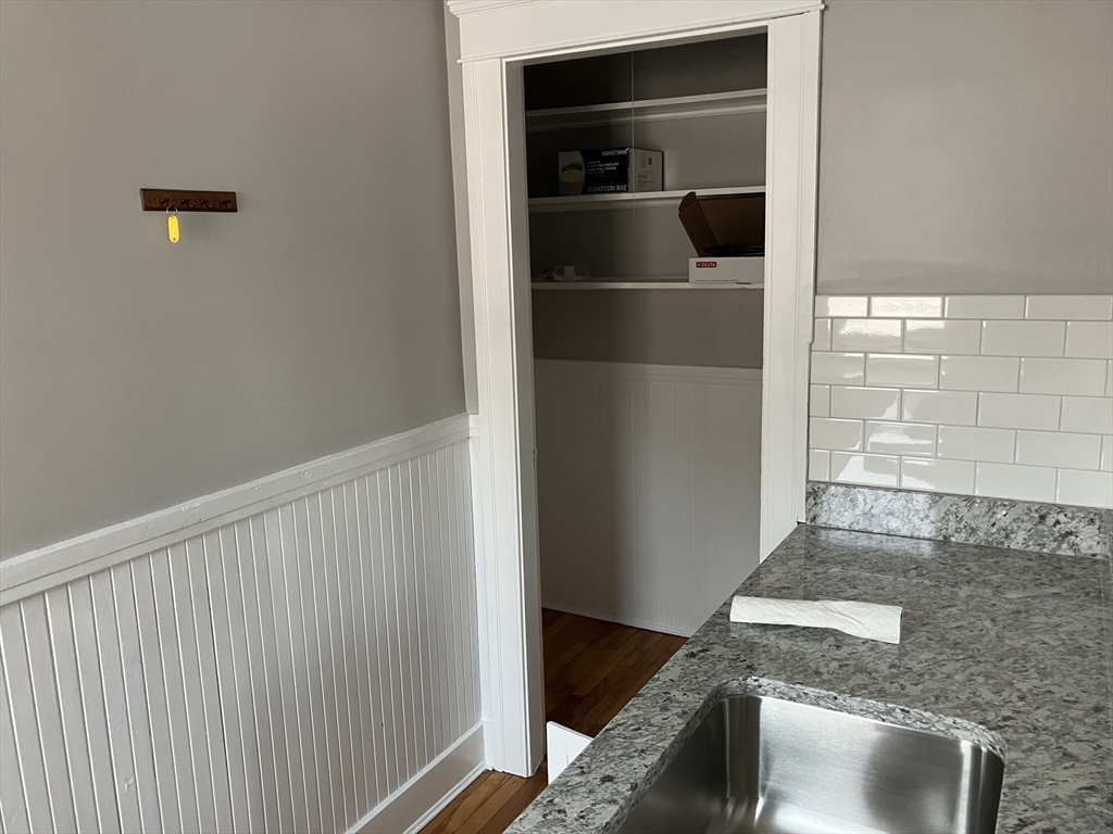 6 Oliver Street Worcester, MA 01603 - Photo 7 of 41 Gallery Image 7