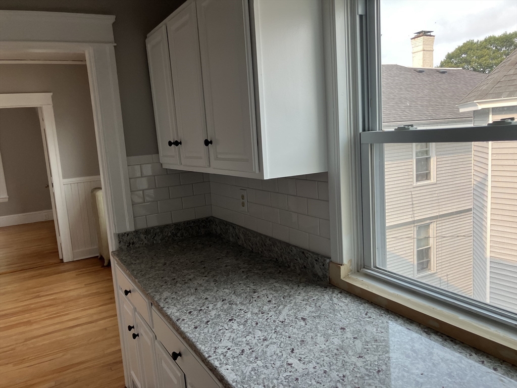 6 Oliver Street Worcester, MA 01603 - Photo 9 of 41 Gallery Image 9
