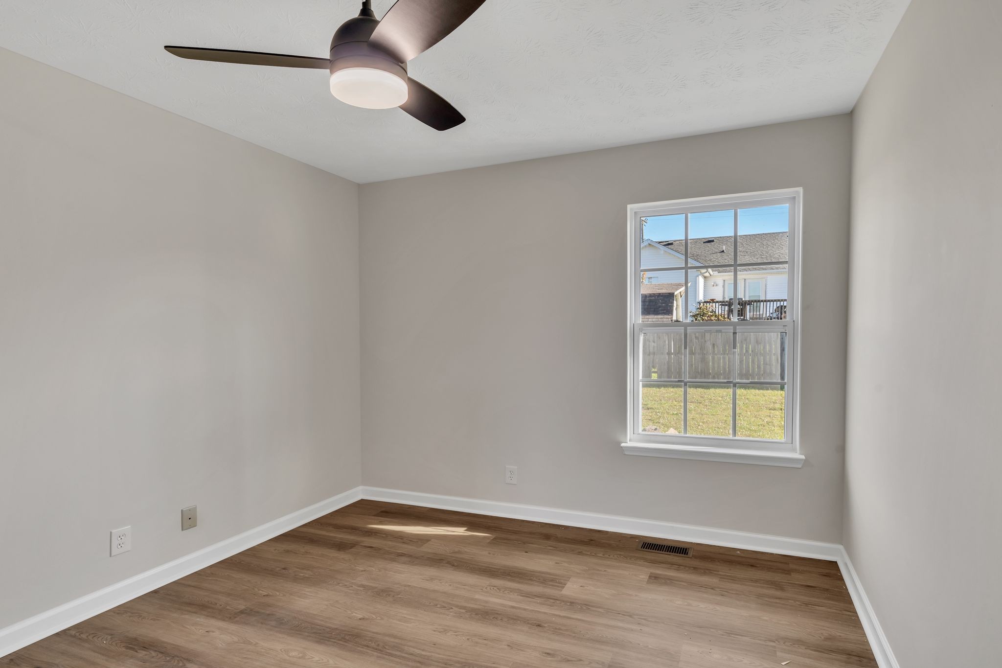 2338 South Main Street Springfield, TN 37172 - Photo 18 of 30 an empty room with windows