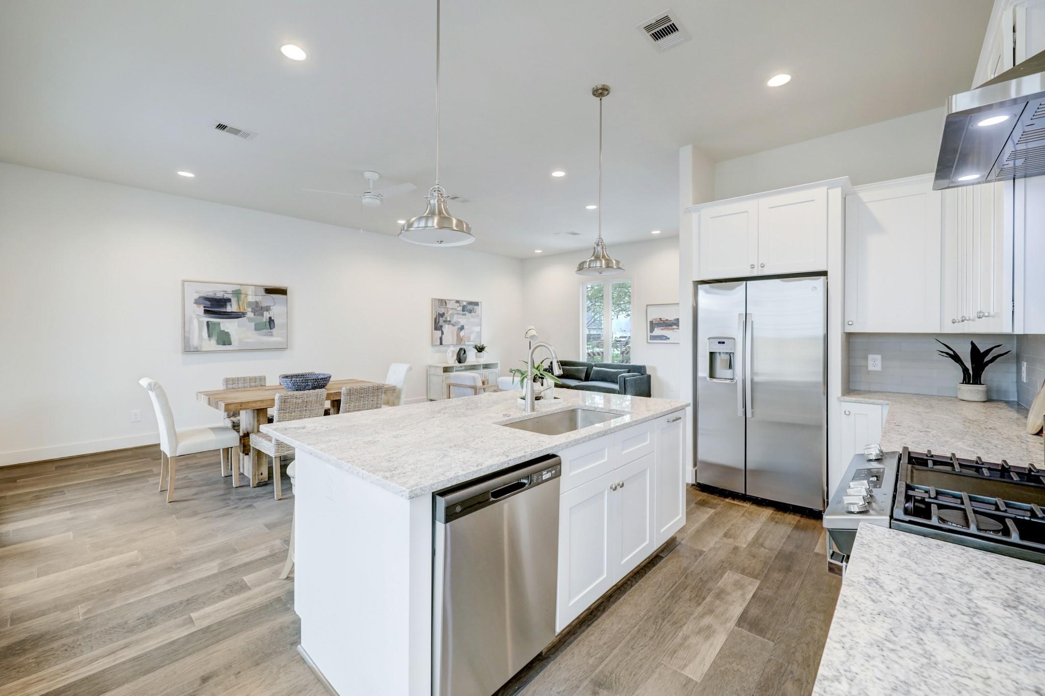 3827 Arlington Street Houston, TX 77018 - Photo 14 of 39 Ample natural light.