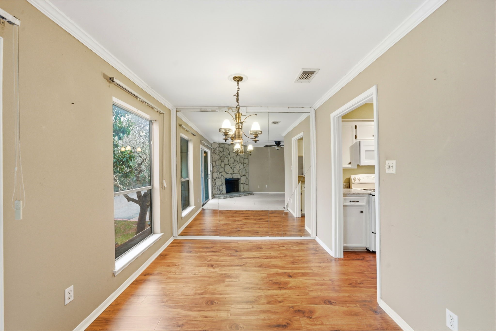 3 Hideaway Drive Friendswood, TX 77546 - Photo 5 of 12 a view of an entryway