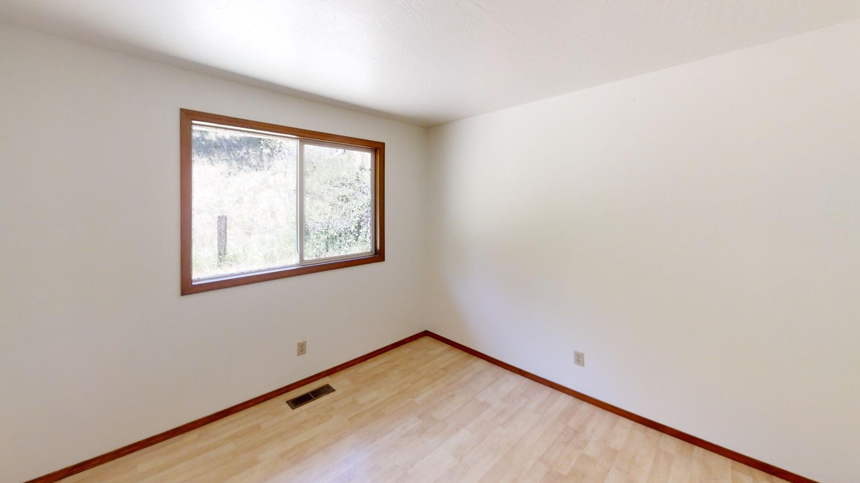 4748 Upper Applegate Road Jacksonville, OR 97530 - Photo 23 of 31 an empty room with windows