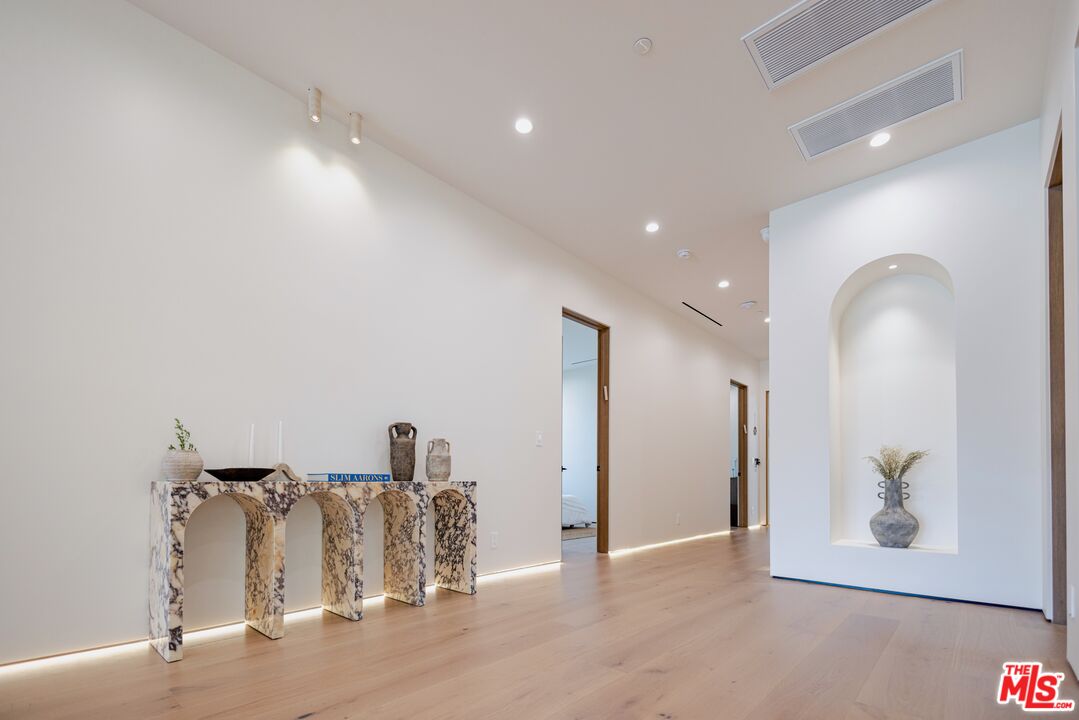 4703 Saloma Avenue Sherman Oaks, CA 91403 - Photo 5 of 26